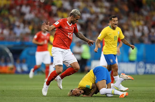 Valon Behrami của Thụy Sĩ phạm lỗi với Neymar Jr. của Brazil. Valon Behrami của Thụy Sĩ phạm lỗi với Neymar Jr. của Brazil.