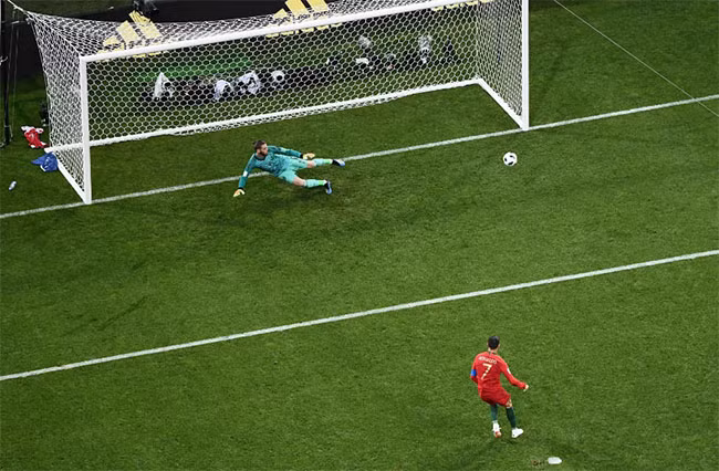Ronaldo lạnh lùng sút penalty. Ronaldo lạnh lùng sút penalty.