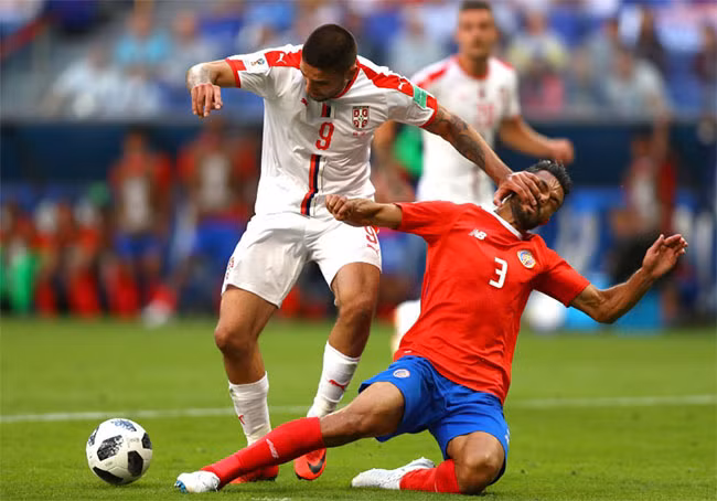 Giancarlo Gonzalez của Costa Rica trong một pha tranh bóng với Aleksandar Mitrovic của Serbia. Giancarlo Gonzalez của Costa Rica trong một pha tranh bóng với Aleksandar Mitrovic của Serbia.