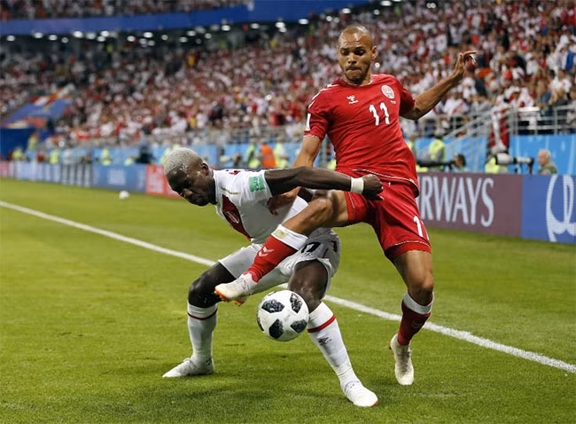 Martin Braithwaite của Đan Mạch và Luis Advincula của Peru tranh bóng. Martin Braithwaite của Đan Mạch và Luis Advincula của Peru tranh bóng.