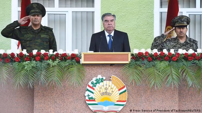 Tổng thống Emomali Rakhmon (giữa) chủ trì cuộc duyệt binh ở gần biên giới Tajikistan - Afghanistan hôm 30/9 (Ảnh: Reuters).