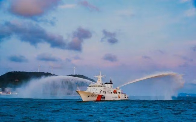 Con tàu được trang bị hệ thống vòi rồng cực mạnh (Ảnh: 163.com).