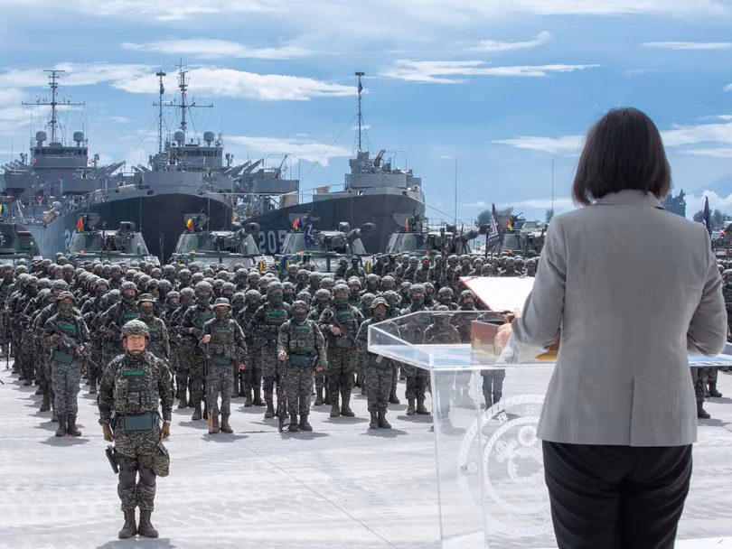Bà Thái Anh Văn thị sát một đơn vị Thủy quân lục chiến (Ảnh: CNA). Bà Thái Anh Văn thị sát một đơn vị Thủy quân lục chiến (Ảnh: CNA).