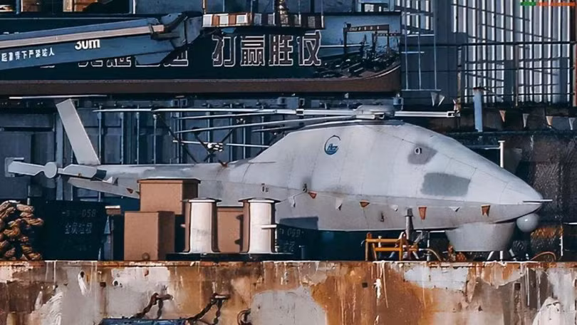Mô hình chiếc UAV trực thăng bí ẩn trên chiếc Type 075 đang đóng (Ảnh: 163).