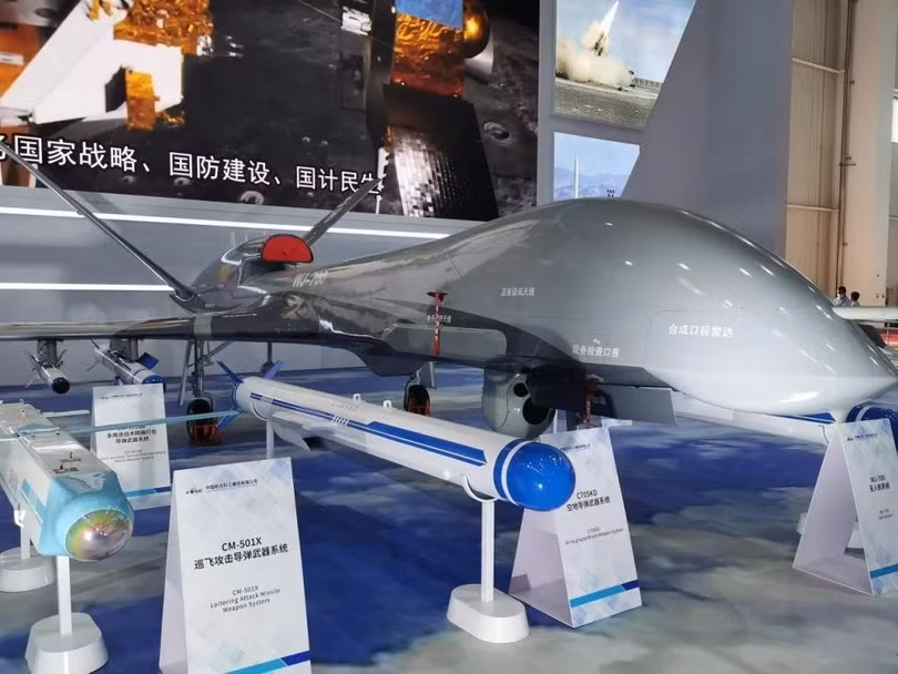 UAV tấn công - trinh sát WJ-700 có thể mang tên lửa hành trình CM-501X (Ảnh: QQ). UAV tấn công - trinh sát WJ-700 có thể mang tên lửa hành trình CM-501X (Ảnh: QQ).