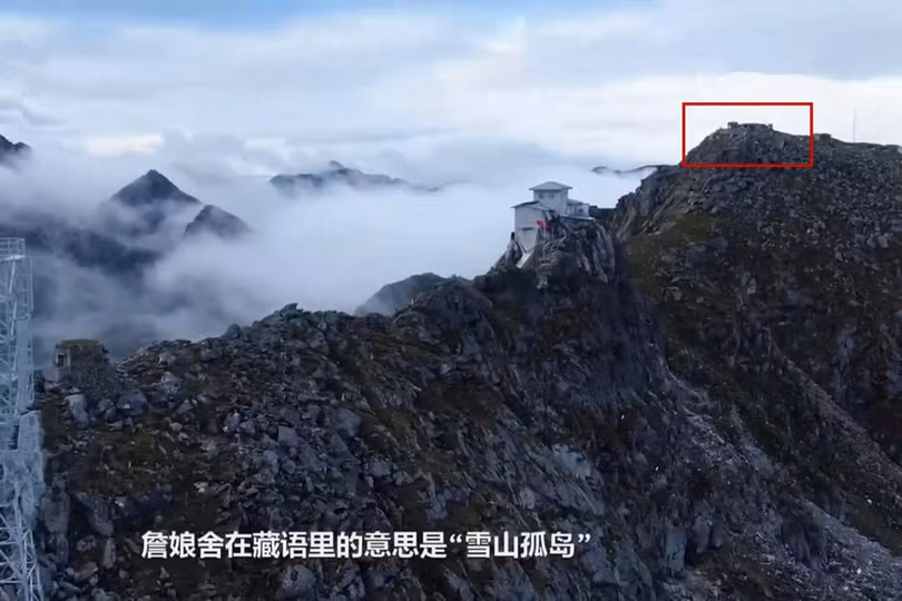 Hai chốt tiền tiêu của quân đội hai bên ở biên giới Tây Tạng và Ấn Độ: phía dưới là chốt Trung Quốc, trong khoanh đỏ là chốt của Ấn Độ (Ảnh: CCTV). Hai chốt tiền tiêu của quân đội hai bên ở biên giới Tây Tạng và Ấn Độ: phía dưới là chốt Trung Quốc, trong khoanh đỏ là chốt của Ấn Độ (Ảnh: CCTV).