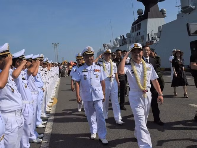 Tàu chiến Trung Quốc thăm cảng Sihanoukville năm 2019 (Ảnh: Dwnews).