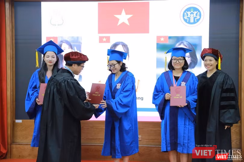 GS.TS. Tạ Thành Văn trao Bằng tốt nghiệp cho các tân thạc sĩ quốc tế GS.TS. Tạ Thành Văn trao Bằng tốt nghiệp cho các tân thạc sĩ quốc tế