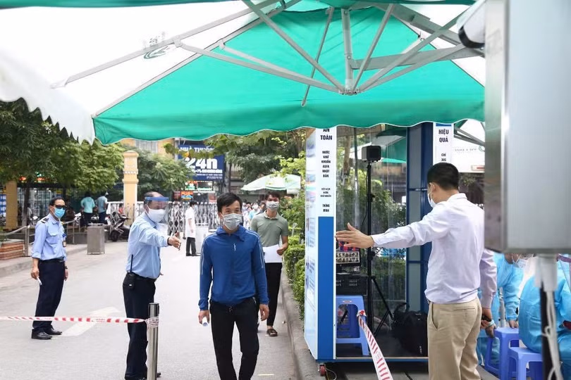 BV luôn triển khai đầy đủ các biện pháp sàng lọc, khử khuẩn, khai báo y tế cho người bệnh đi khám.