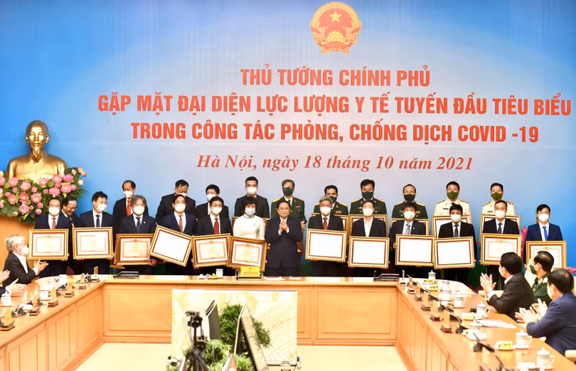 Thủ tướng Chính phủ tặng bằng khen cho các thầy thuốc tiêu biểu trong phòng chống dịch COVID-19 - Ảnh VGP/Nhật Bắc Thủ tướng Chính phủ tặng bằng khen cho các thầy thuốc tiêu biểu trong phòng chống dịch COVID-19 - Ảnh VGP/Nhật Bắc