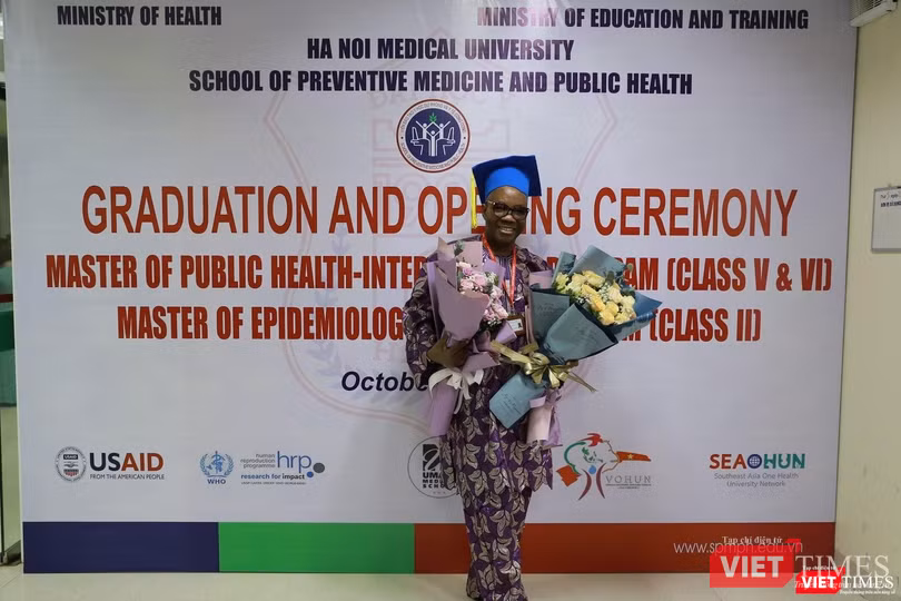 Tân thạc sĩ y tế công cộng quốc tế vui mừng ngày nhận bằng tốt nghiệp Tân thạc sĩ y tế công cộng quốc tế vui mừng ngày nhận bằng tốt nghiệp