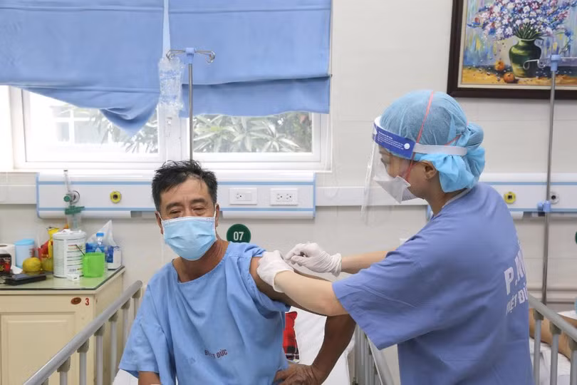 Tiêm vaccine cho người bệnh và người nhà người bệnh trong BV