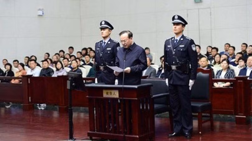 Tôn Chính Tài bị đưa ra xét xử tại Tòa án Thiên Tân (Ảnh: Dwnews).