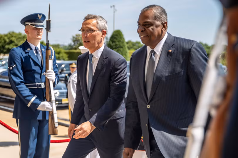 Tổng thư ký NATO Jens Stoltenberg gặp Bộ trưởng Quốc phòng Mỹ Lloyd Austin tháng 6/2021 (Ảnh: Thepapers).