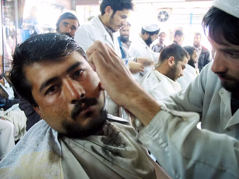 Việc cắt tóc, cạo râu của đàn ông Afghanistan hiện đã bị cấm (Ảnh: Chinatimes).