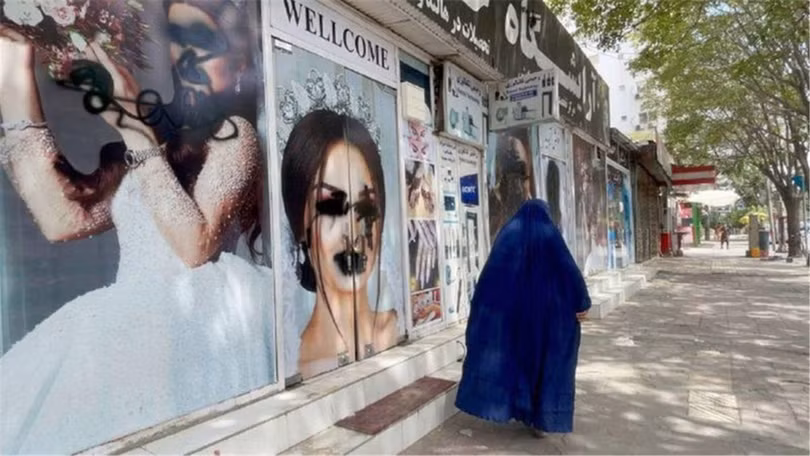 Tranh quảng cáo thời trang phụ nữ trên đường phố Kabul bị Taliban bôi bẩn (Ảnh: Dwnews).