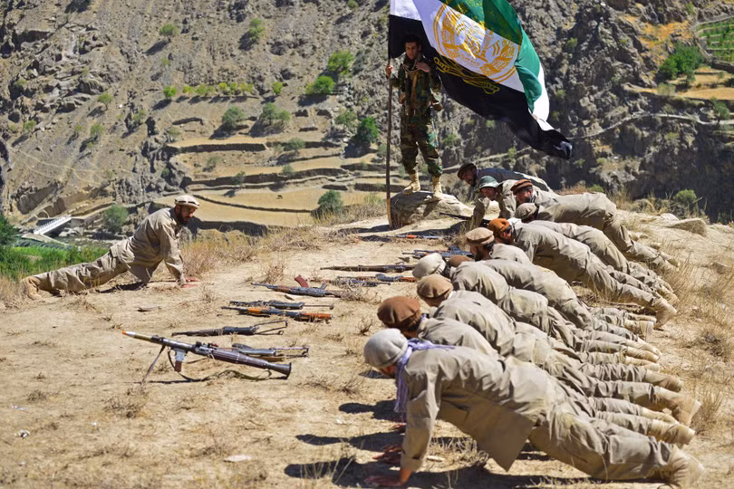 Lực lượng kháng chiến chống Taliban huấn luyện (Ảnh: Dwnews).