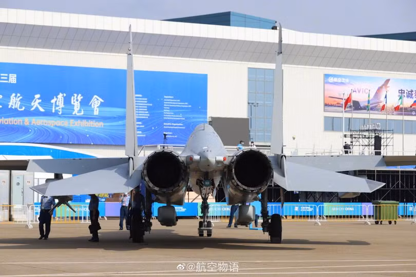 Chiếc J-16D nhìn từ phía đuôi (Ảnh: QQ). Chiếc J-16D nhìn từ phía đuôi (Ảnh: QQ).