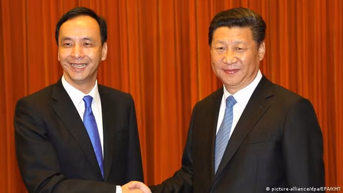  Ông Tập Cận Bình tiếp ông Chu Lập Luân ngày 4/5/2015 thăm Bắc Kinh với tư cách Chủ tịch Quốc dân Đảng Trung Quốc (Ảnh: EPA).