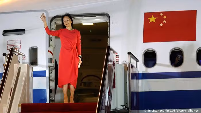 Bà Mạnh Vãn Chu về tới sân bay Thâm Quyến đêm 25/9 trên chuyên cơ (Ảnh: Xinhua).