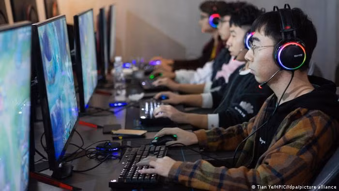 Từ ngày 1/9, Trung Quốc siết chặt việc quản lý thời gian cung cấp dịch vụ game online cho trẻ vị thành niên (Ảnh: Deutsche Welle).