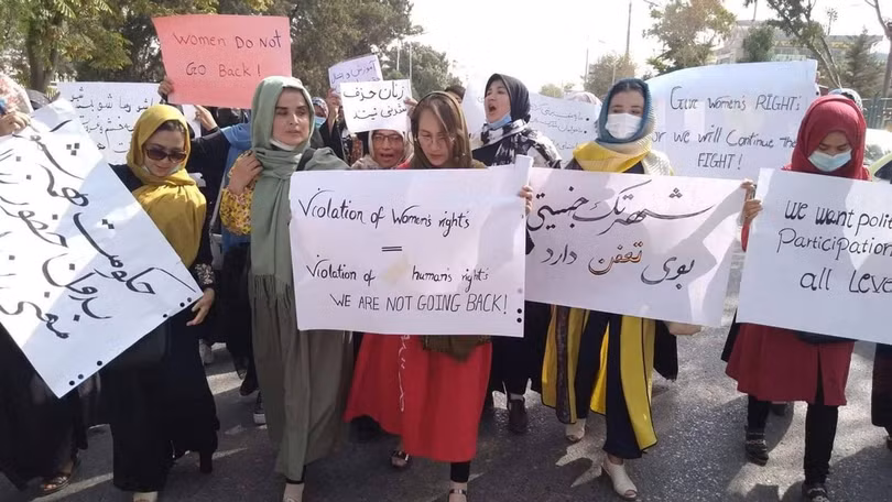 Ngay sau khi chính phủ lâm thời ra đời, đã xuất hiện các cuộc biểu tình chống Taliban, đòi quyền tự do của dân chúng ở thủ đô (Ảnh: Dwnews).