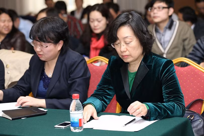 Bà Hồ Dĩnh (phải), vợ Tôn Chính Tài (Ảnh: Dwnews).