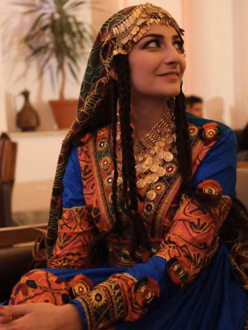 Waslat Hasratt Nazimi, người phụ trách về Afghanistan tại Deutsche Welle, đã đăng bức ảnh bà mặc trang phục truyền thống của Afghanistan lên Twitter, đồng thời bình luận rằng đây là Văn hóa Afghanistan, là trang phục của phụ nữ Afghanistan. (Twitter @ WasHasNaz)