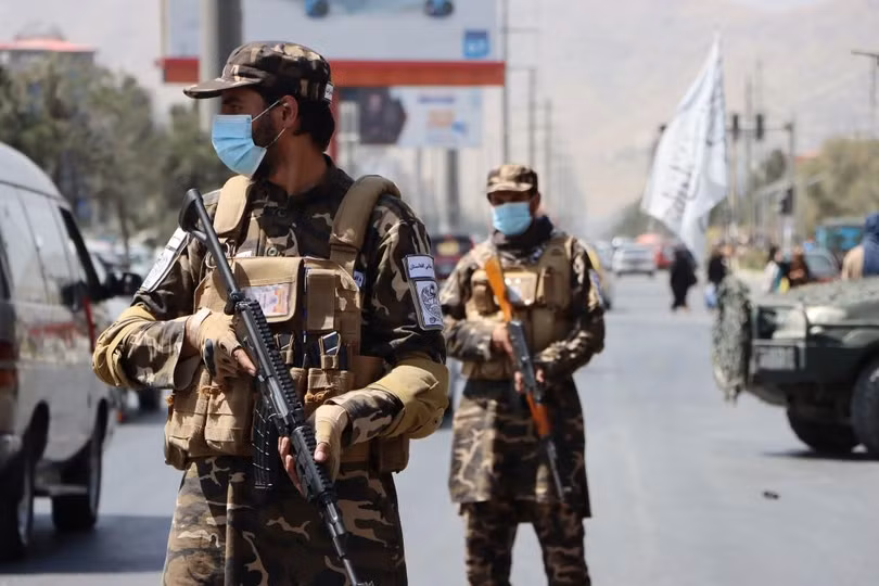 Lính Taliban mang vũ khí đi tuần trên đường phố Kabul (Ảnh: Thepaper). Lính Taliban mang vũ khí đi tuần trên đường phố Kabul (Ảnh: Thepaper).