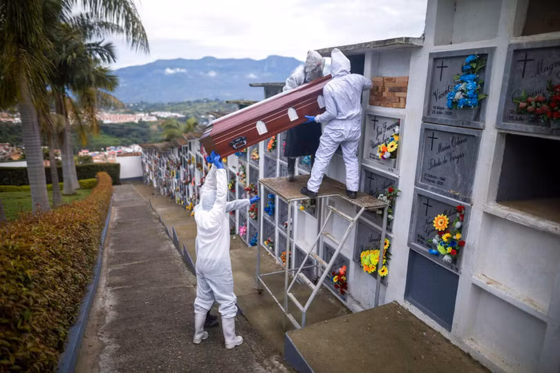 Biến chủng Mu đang tăng nhanh ở Colombia với tốc độ 39%. Trong ảnh, công nhân nghĩa trang đang đưa thi hài một nạn nhân COVID-19 vào mộ (Ảnh: AP)