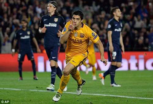 Suarez lập cú đúp trong hiệp 2