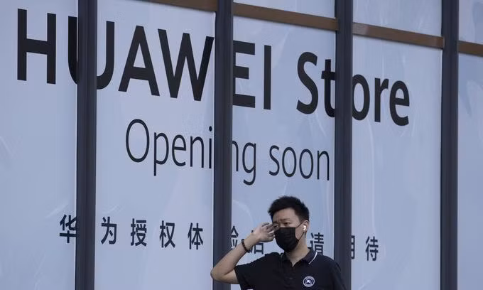 Một cửa hàng sắp hoạt động của Huawei tại Bắc Kinh năm 2020. Ảnh: AP. Một cửa hàng sắp hoạt động của Huawei tại Bắc Kinh năm 2020. Ảnh: AP.