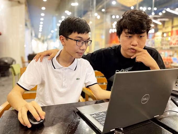 Phạm Tiến Mạnh (phải) và Dương Tiểu Đồng (trái). Ảnh: Lưu Quý. Phạm Tiến Mạnh (phải) và Dương Tiểu Đồng (trái). Ảnh: Lưu Quý.