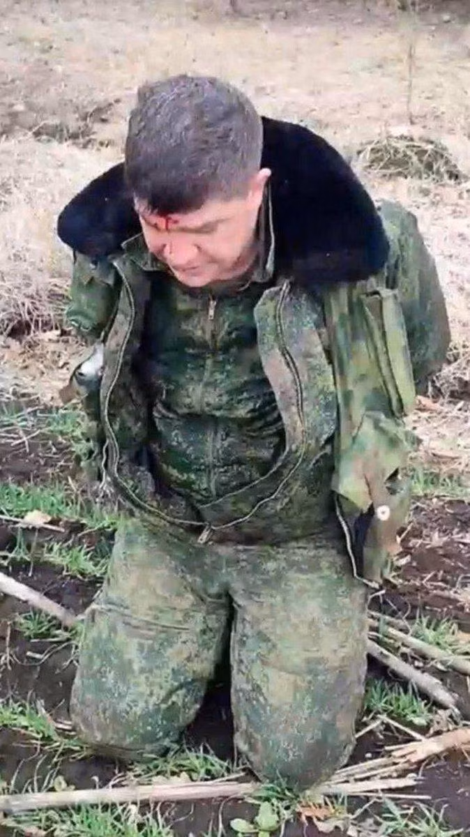 Hình ảnh được cho là viên phi công Nga bị bắt do Bộ Quốc phòng Ukraine công bố. Hình ảnh được cho là viên phi công Nga bị bắt do Bộ Quốc phòng Ukraine công bố.
