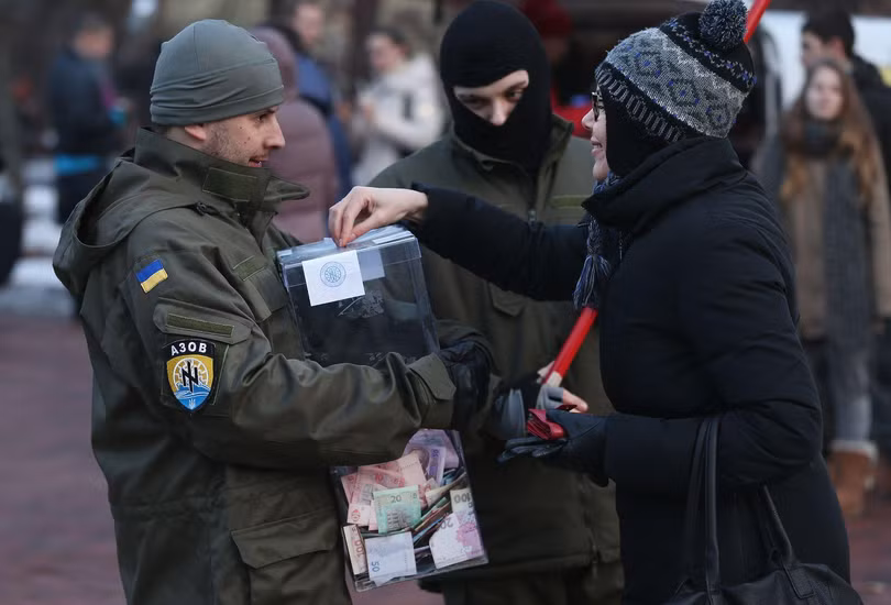Năm 2015, các thành viên Azov đi quyên tiền trên đường phố Kiev.