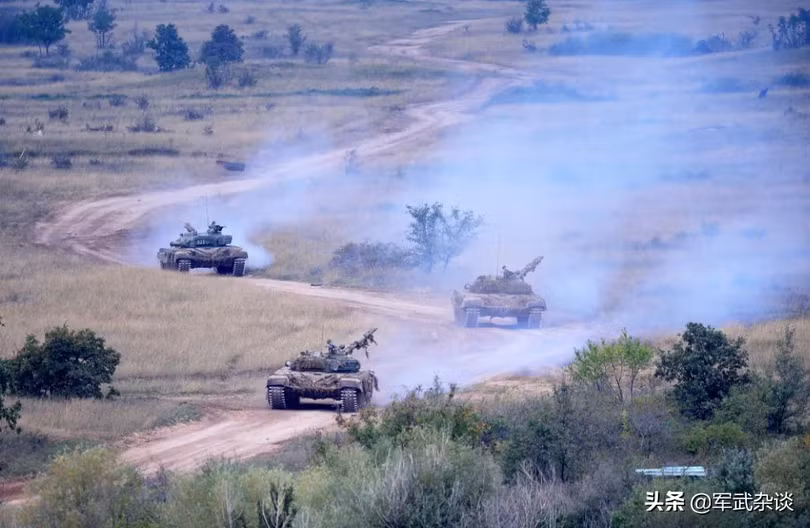 Cộng hòa Séc đã bí mật chuyển giao hơn chục xe tăng T-72M cho Ukraine. Cộng hòa Séc đã bí mật chuyển giao hơn chục xe tăng T-72M cho Ukraine.