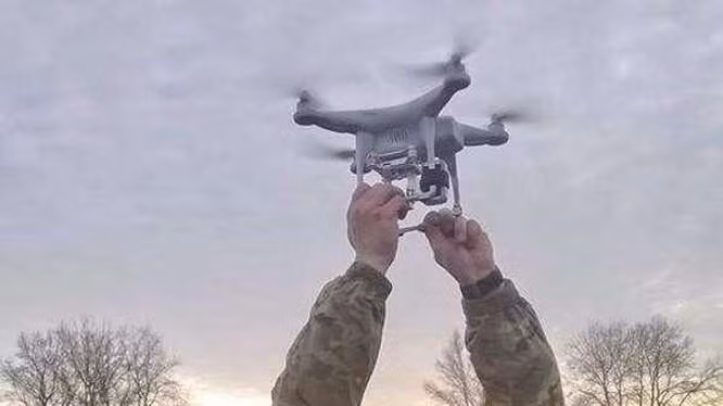 Ukraine cáo buộc DJI mở cửa chức năng Aeroscope cho Quân đội Nga sử dụng để chống Ukraine. Ukraine cáo buộc DJI mở cửa chức năng Aeroscope cho Quân đội Nga sử dụng để chống Ukraine.