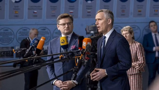 Ông Dmytro Kuleba và Tổng thư ký NATO Jens Stoltenberg. Ông Dmytro Kuleba và Tổng thư ký NATO Jens Stoltenberg.