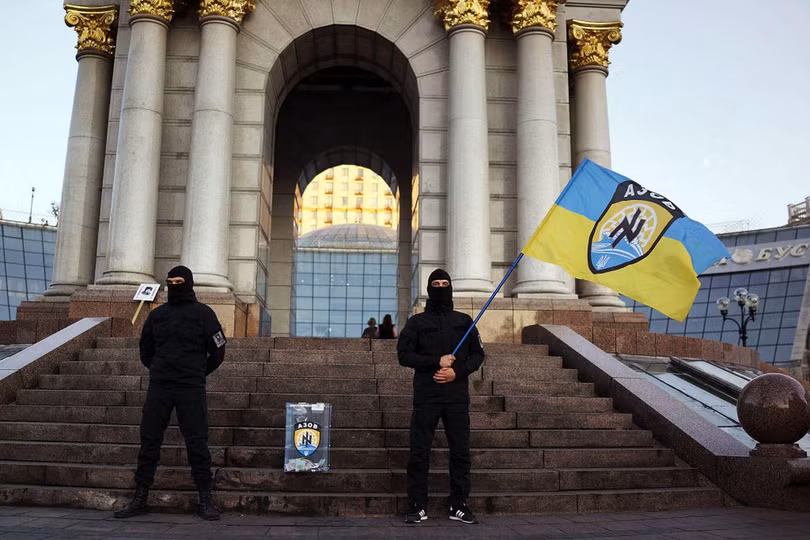 Năm 2014, hai thành viên Azov tại Quảng trường Độc Lập, Kiev.