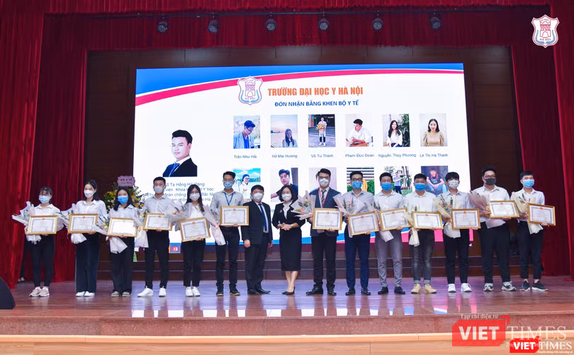 Bộ trưởng Bộ Y tế tặng Bằng khen cho các cá nhân có thành tích xuất sắc trong phòng, chống dịch Bộ trưởng Bộ Y tế tặng Bằng khen cho các cá nhân có thành tích xuất sắc trong phòng, chống dịch