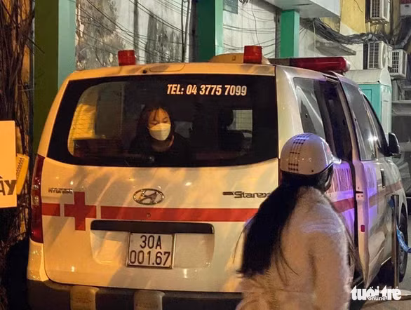 Chị P.T.T.A phải chịu cảnh cách ly suốt 16 tiếng giữa đêm lạnh và trưa nắng trên chiếc xe cứu thương (ảnh: Tuổi trẻ) Chị P.T.T.A phải chịu cảnh cách ly suốt 16 tiếng giữa đêm lạnh và trưa nắng trên chiếc xe cứu thương (ảnh: Tuổi trẻ)
