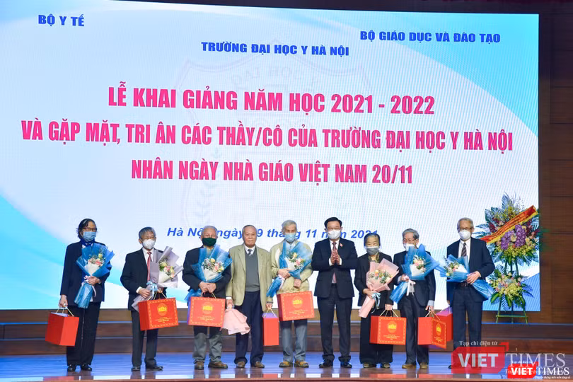 Chủ tịch Quốc hội tặng quà các giáo sư lão thành tiêu biểu của Trường Đại học Y Hà Nội Chủ tịch Quốc hội tặng quà các giáo sư lão thành tiêu biểu của Trường Đại học Y Hà Nội