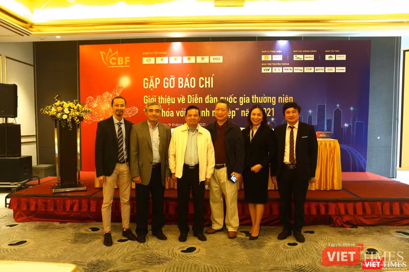 Các đại biểu dự cuộc họp báo