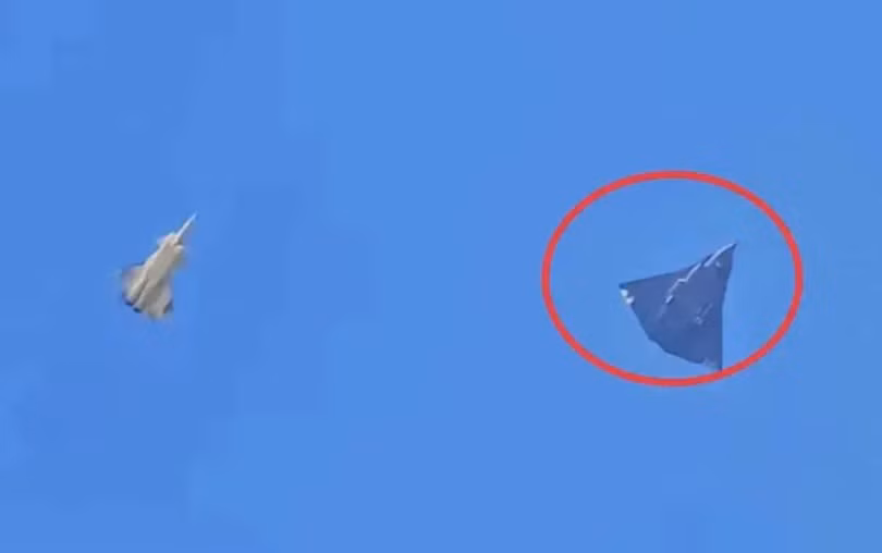 Hai chiec.png