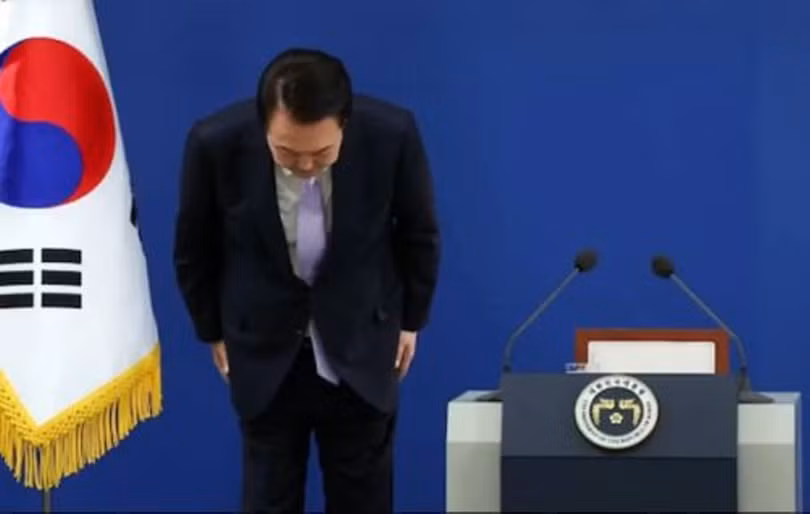 Yoon Suk-yeol xin loi vi thiet quan luat.jpg