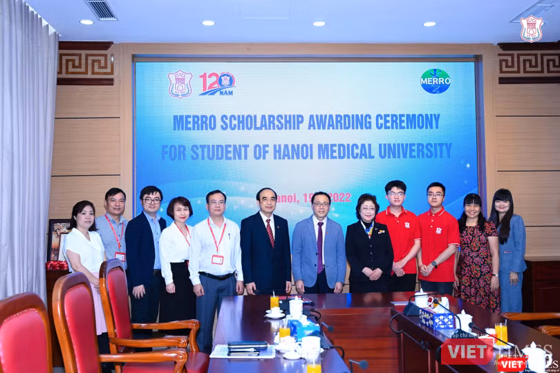 Lãnh đạo Trường ĐHYHN và Tập đoàn MERRO đều hài lòng về mối quan hệ hợp tác giữa 2 bên ngày càng phát triển Lãnh đạo Trường ĐHYHN và Tập đoàn MERRO đều hài lòng về mối quan hệ hợp tác giữa 2 bên ngày càng phát triển