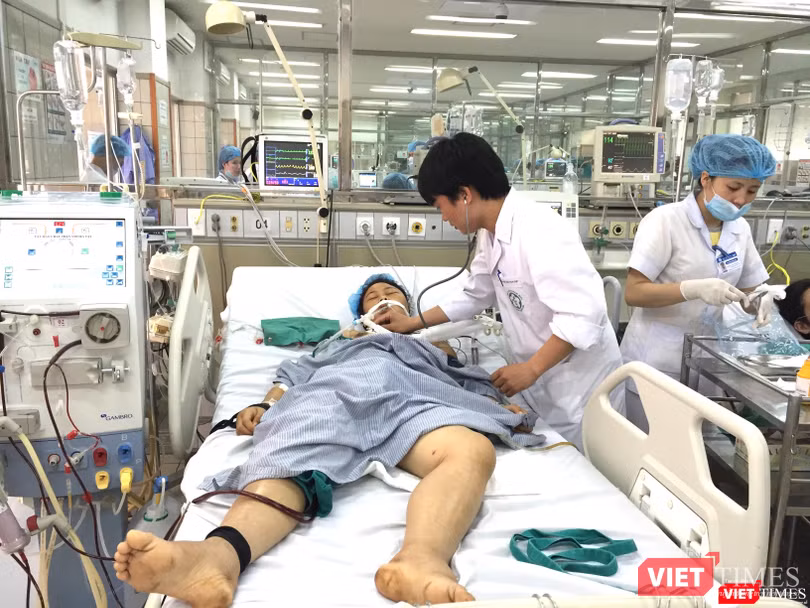 Bác sĩ Phạm Thế Thạch chăm sóc bệnh nhân BHYT tại Khoa Hồi sức Tích cực Bệnh viện Bạch Mai Bác sĩ Phạm Thế Thạch chăm sóc bệnh nhân BHYT tại Khoa Hồi sức Tích cực Bệnh viện Bạch Mai