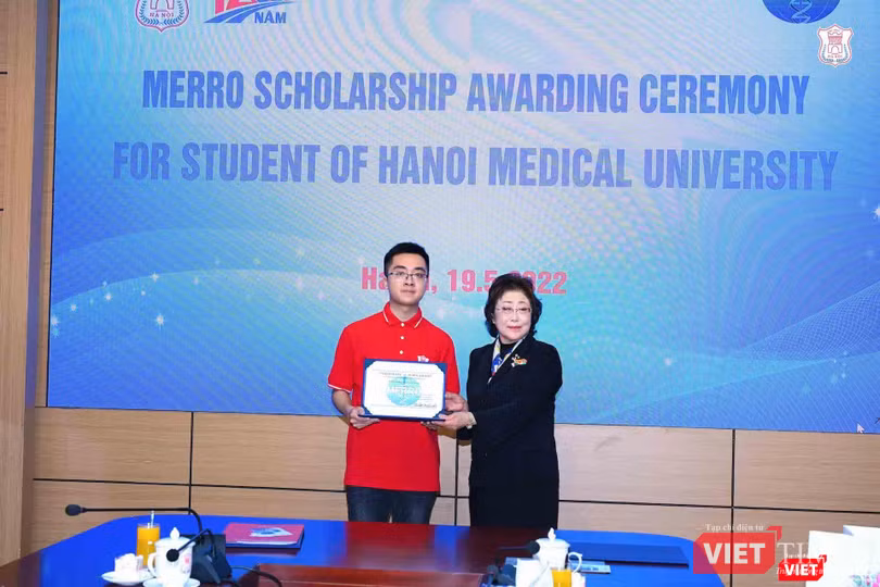Bà Atsuko Matsuoka - Tổng Giám đốc Tập đoàn MERRO - trao Học bổng MERRO cho các sinh viên xuất sắc của Trường ĐHYHN Bà Atsuko Matsuoka - Tổng Giám đốc Tập đoàn MERRO - trao Học bổng MERRO cho các sinh viên xuất sắc của Trường ĐHYHN