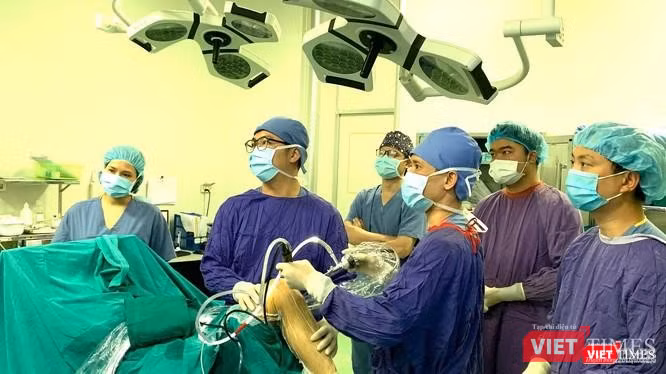 Bệnh viện Hữu nghị Việt Đức - bệnh viện ngoại khoa hàng đầu cả nước - cũng rơi vào tình trạng cạn kiệt vật tư, hóa chất