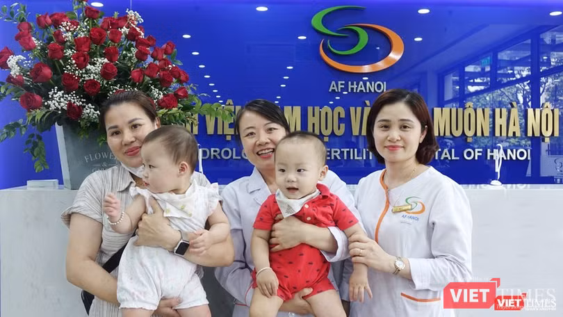 vt-thsbs-le-thi-thu-hien-chup-hinh-cung-gia-dinh-benh-nhan-da-don-duoc-con-yeu-nho-ki-thuat-ttton-6412-6870.jpg